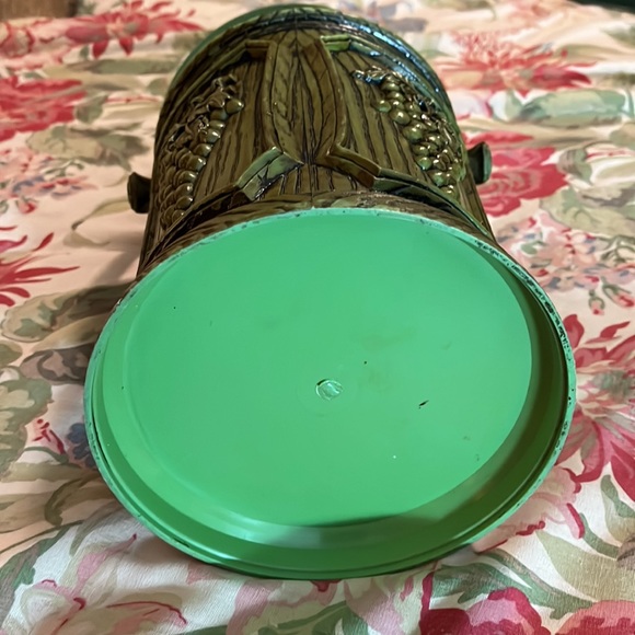 Vtg MCM Ice Bucket Avocado Green Textured Grape Bunches Wine Motif Insulated EUC - Picture 6 of 10
